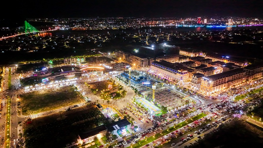 Từ sức nóng của show nhạc nước vạn người đến 'cú hích' lộ diện 5 tòa tháp biểu tượng tại Regal Legend